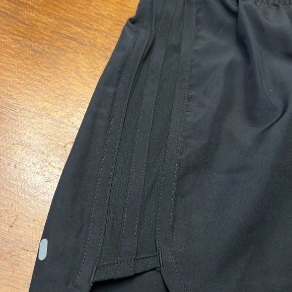 ADIDAS SHORT SIZE XL - Picture 3 of 4